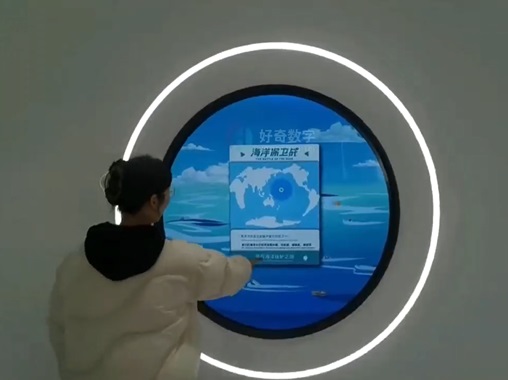 圓形屏觸摸一體機(jī)互動(dòng)：海洋保衛(wèi)戰(zhàn)-蘇州好奇數(shù)字科技